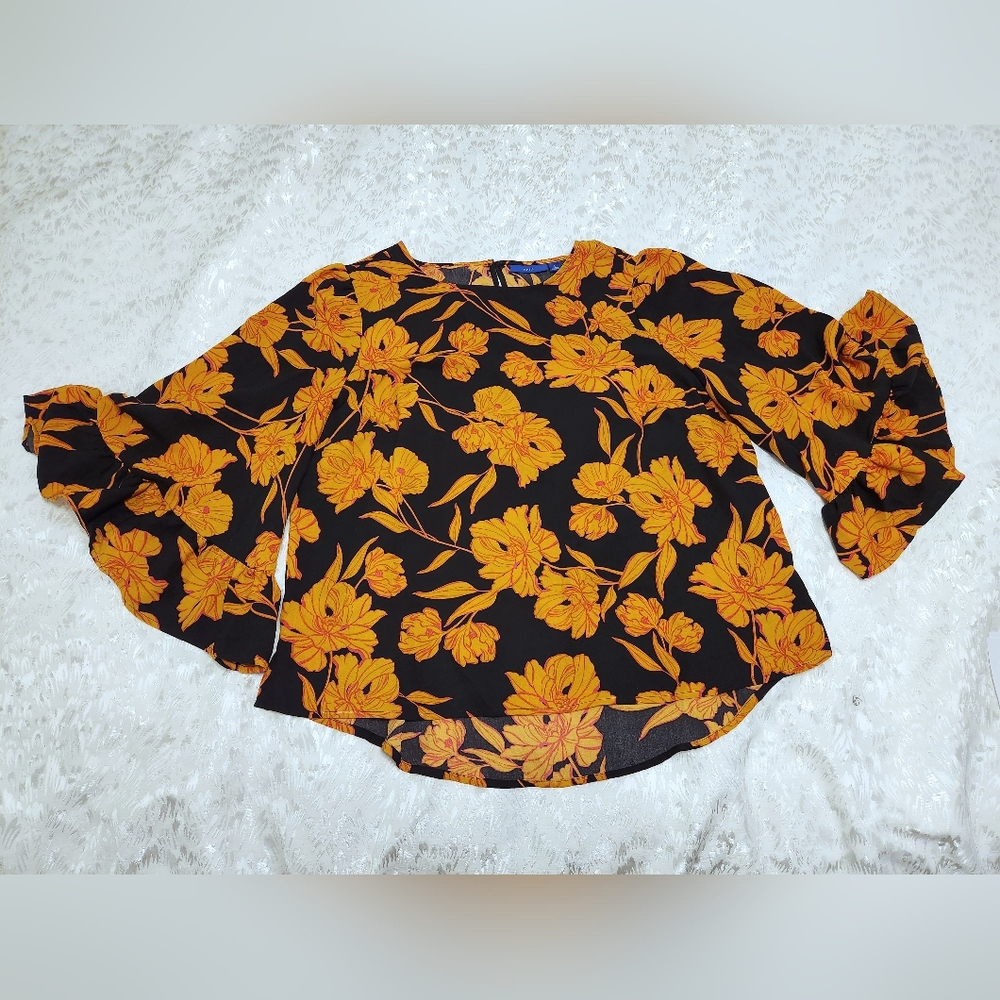 Chic bell sleeved blouse
